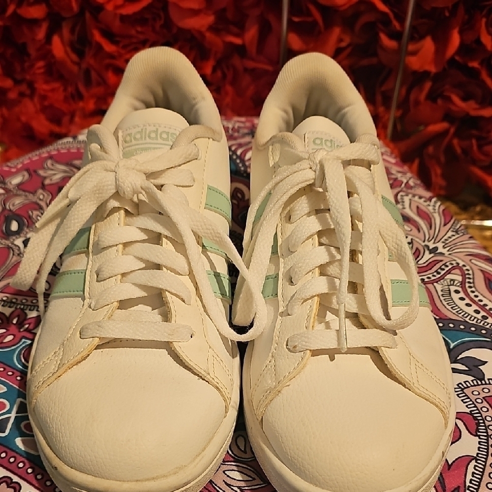 Adidas Cloudfoam Women's Sneakers with Light Green Stripes Size 8 LIKE NEW